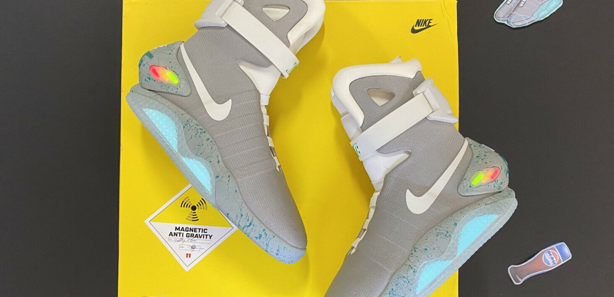 Кроссовки Nike Air Mag лежащие на желтой коробке